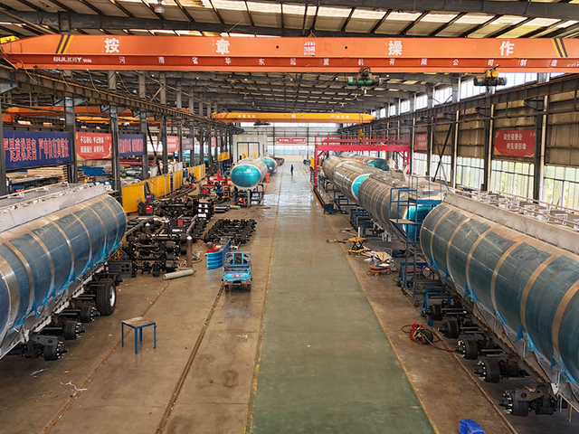 Taller de producción de remolques de cisternas de combustible de Huayu
